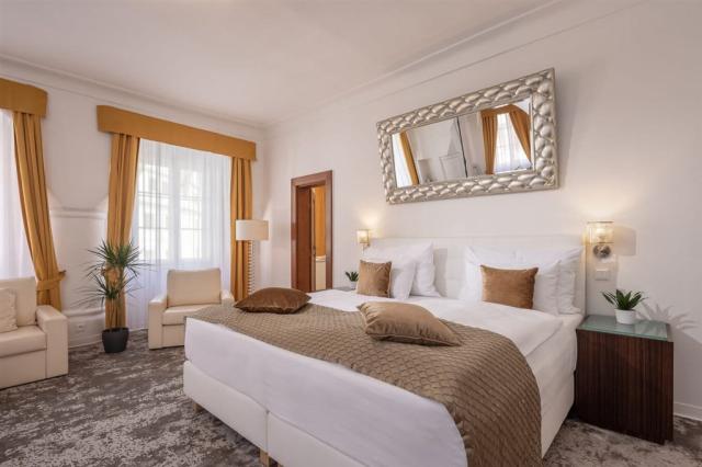 cesky_krumlov_bellevue_hotel_JUNIOR SUITE_wally2.jpg