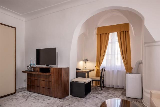 cesky_krumlov_bellevue_hotel_JUNIOR SUITE_wally1.jpg