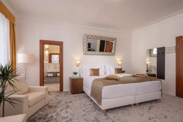 cesky_krumlov_bellevue_hotel_JUNIOR SUITE_wally3.jpg