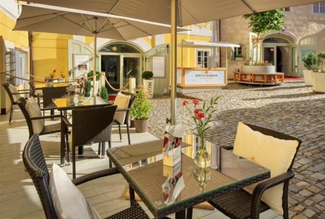cesky_krumlov_bellevue_hotel_zahradka_restaurace.jpg