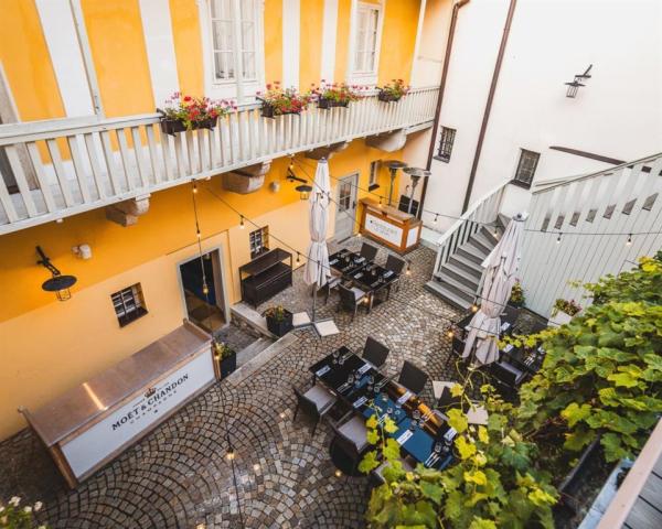 cesky_krumlov_bellevue_hotel_zahradka_restaurace3.jpg