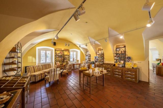 cesky_krumlov_bellevue_hotel_obchudek_-by-l-occitane2.jpg
