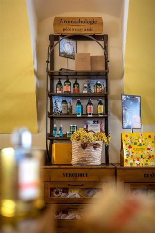 cesky_krumlov_bellevue_hotel_obchudek_-by-l-occitane.jpg