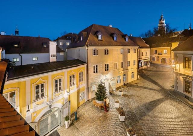 cesky_krumlov_bellevue_hotel_zimni_pohled_na_hotel.jpg