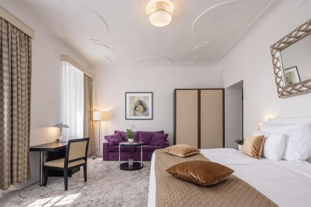 cesky_krumlov_bellevue_hotel_JUNIOR_SUITE_egon2.jpg