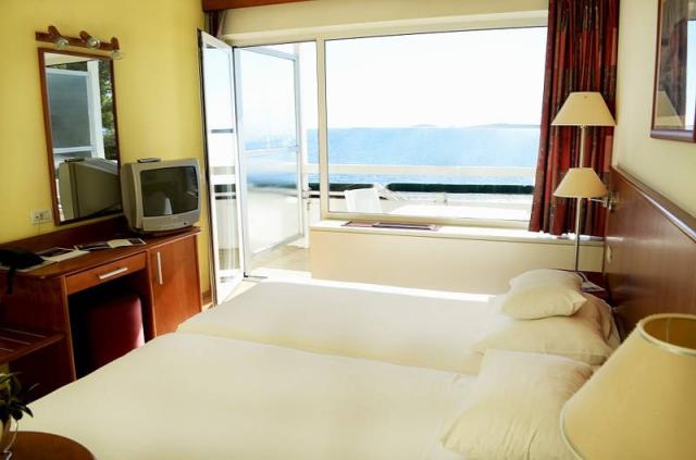 Hotel Zora - dvoulůžkový pokoj, manželská postel.