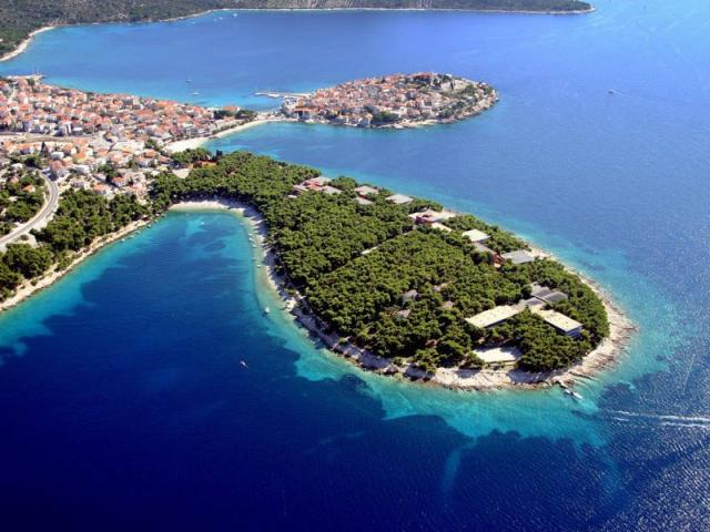 Primošten - pohled na poloostrov s hotelem Zora, moře, pohled n