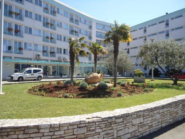 Hotel Pula - park před hotelem.