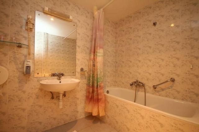 Hotel Pula - hygienické zařízení s vanou a umyvadlem.
