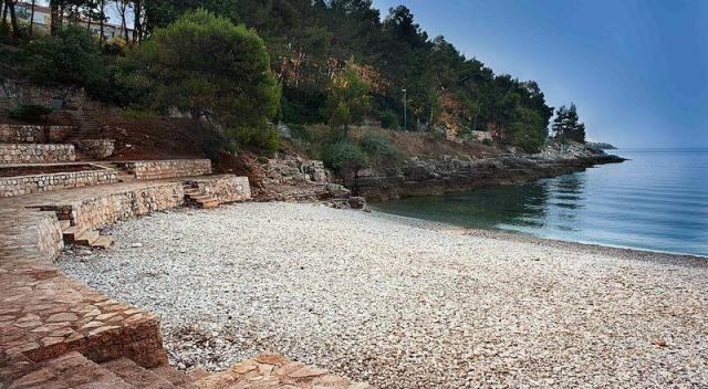 Hotel Pula - oblázková pláž, moře.