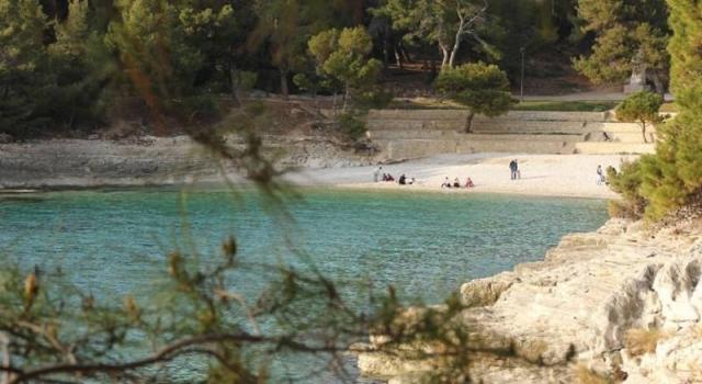 Hotel Pula - oblázková pláž, moře.