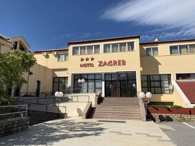 Hotel Zagreb - budova hotelu zvenku, vchod do recepce.