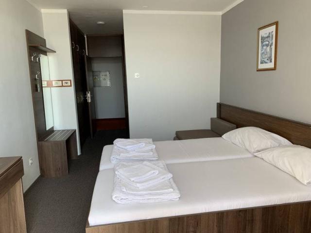 Hotel Zagreb - dvoulůžkový pokoj, manželská postel.