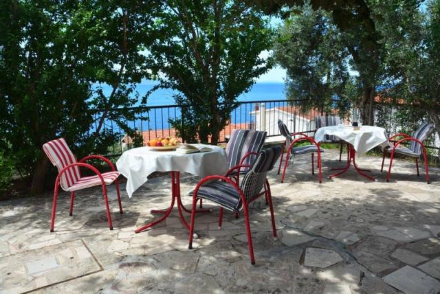 Pension Nemira - venkovní restaurace.