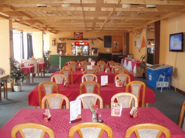 Restaurace s barem.