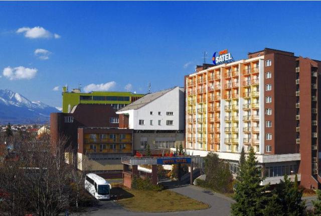 Hotel v pozadí Tatry.