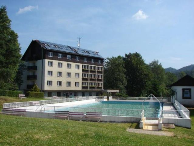 Hotel s venkovním bazénem.