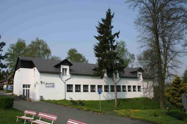 Hotel Bellevue budova s kuželníkem.