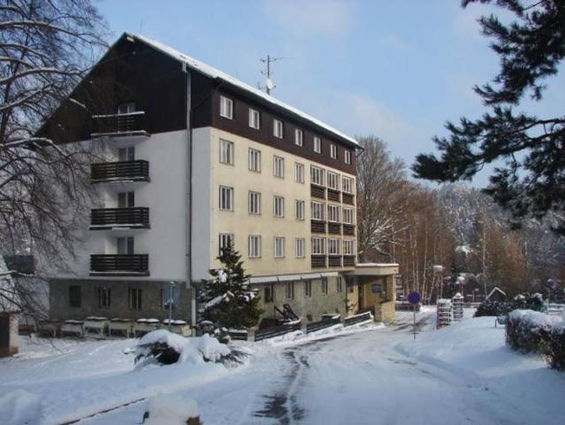 Hotel Bellevue zima exterier.
