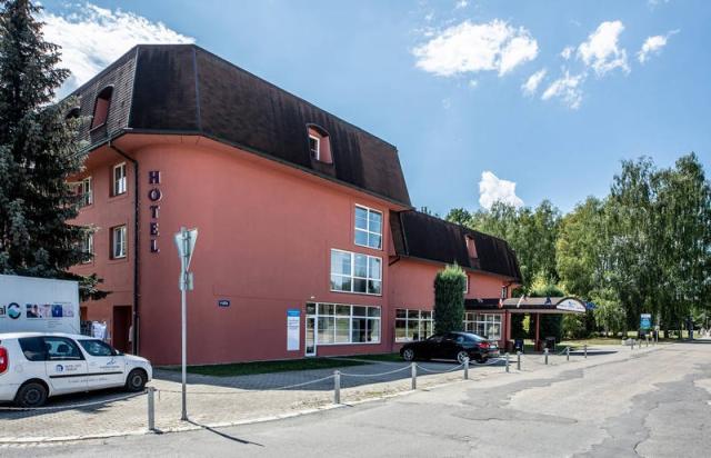 Parkování před hotelem.