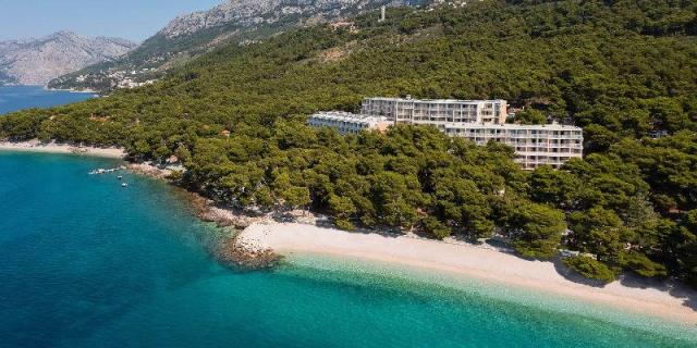 Bluesun hotel Marina - budova hotelu zvenku, moře, pláž, borovi
