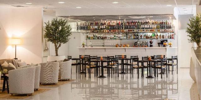 Bluesun hotel Marina - lobby bar.