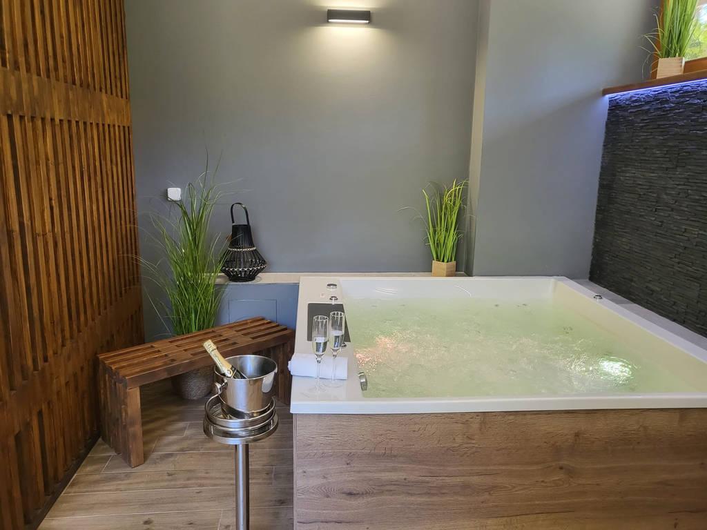 Wellness centrum vířivá vana.