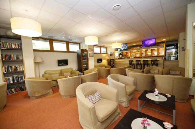 Lobby a bar.