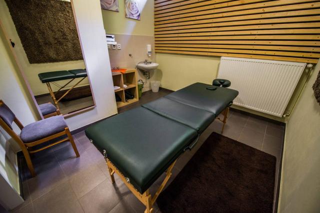Wellness centrum masážní lehátko.