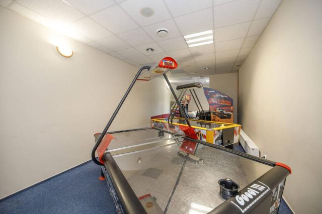 Herna s hracími automaty a simulátory.