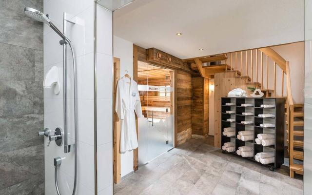 Sauna a sprcha.