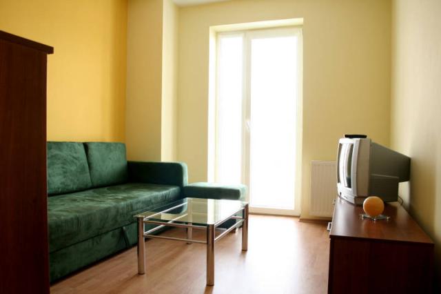 Apartmán obývací pokoj s gaučem.
