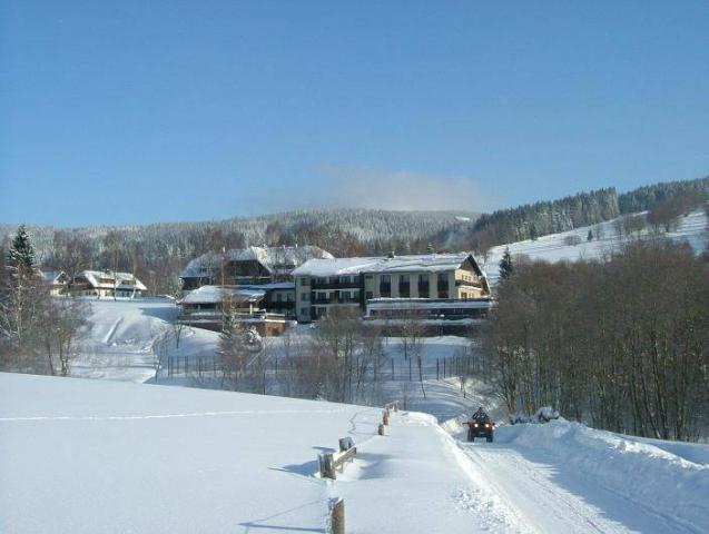 Hotel zima exterier.