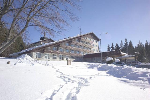 Hotel Srní zima exterier.