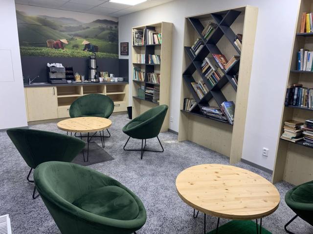 Lobby s knihovnou.