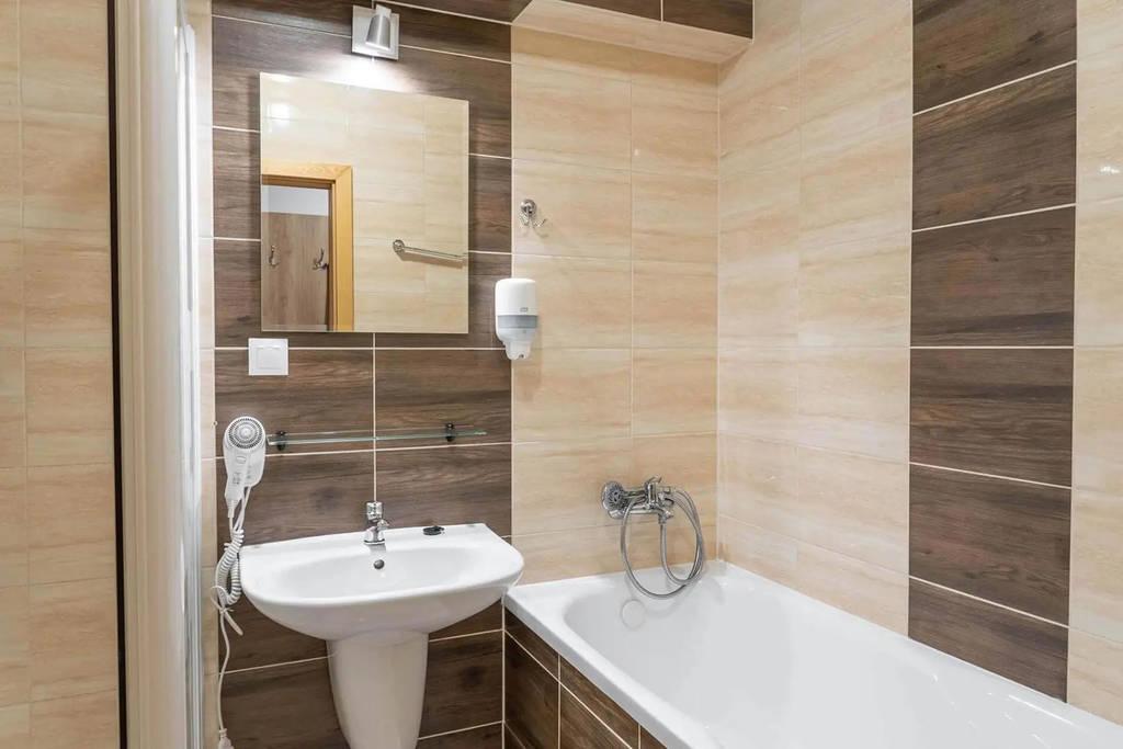 Studio hygienické zařízení s vanou.