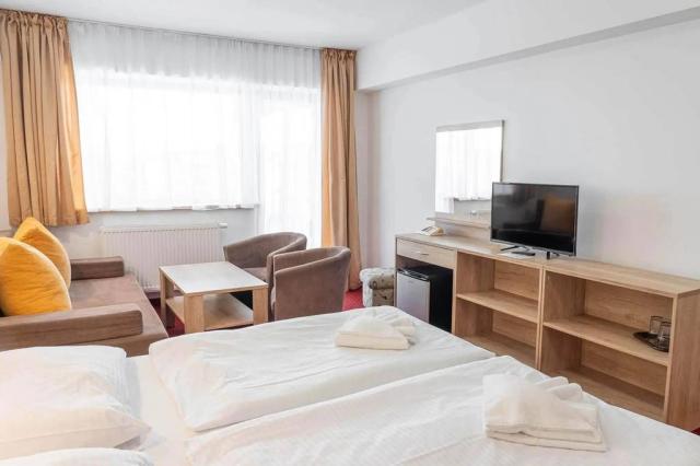 Pokoj 2-lůžkový manželská postel, možnost přistýlky, balkon.
