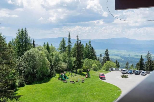 Výhled z hotelu na hory a dětské hřiště.
