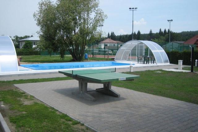 Zastřešený bazén venkovní a stolní tenis.