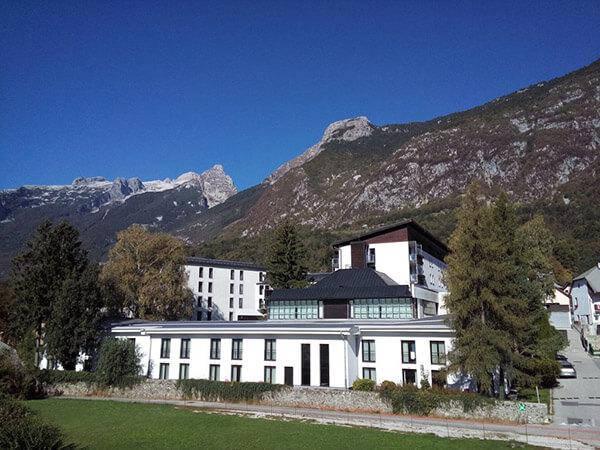 Hotel Alp s horami v pozadí.