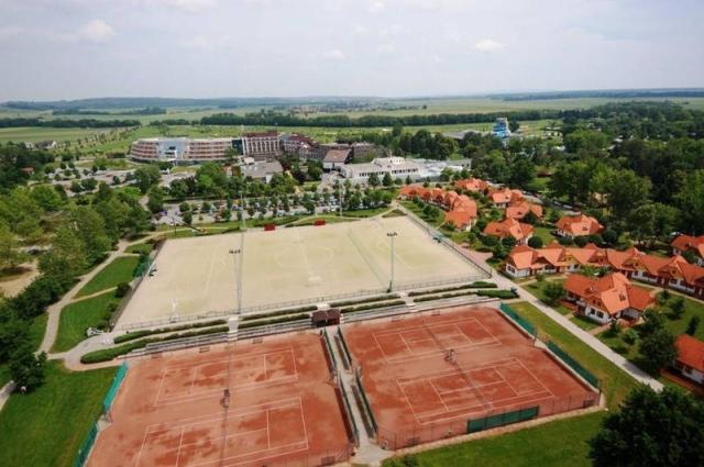 Apartmány Trobentica komplex a hřiště a tenisové kurty.