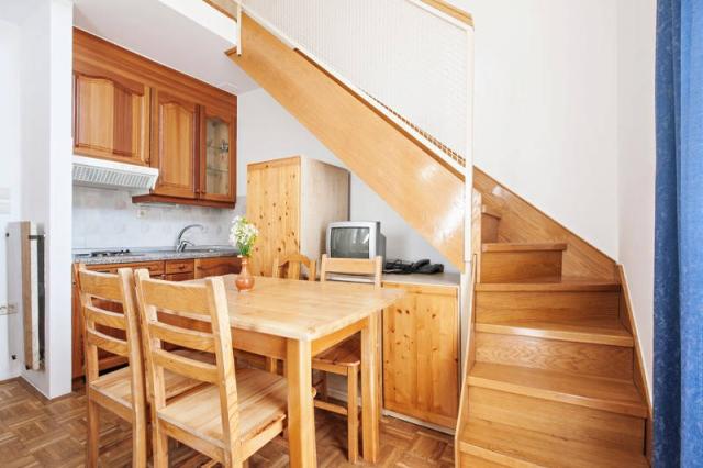 Apartmán přízemí kuchyňský kout s jídelní částí a schody do pos