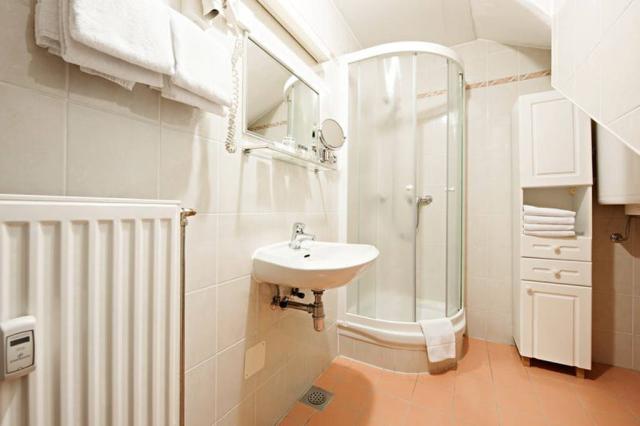 Apartmán hygienické zařízení se sprchovým koutem.