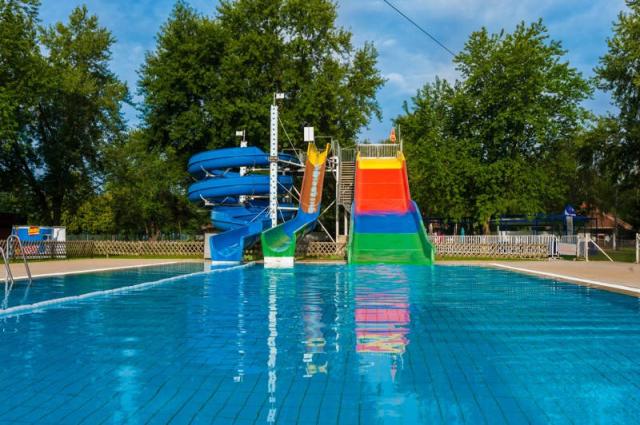 Bazénový komplex Terme 3000 bazén se skluzavkami.