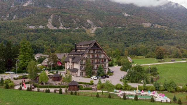 Hotel s parkovištěm, jezdríkem, dětským hřištěm.
