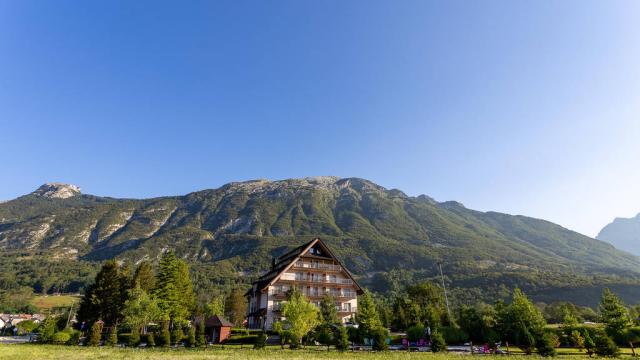 Hotel v pozadí Alpy.