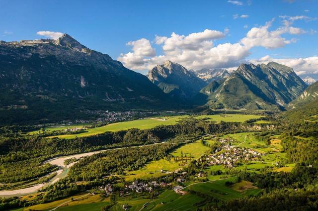Městečko Bovec s Julskými Alpami.