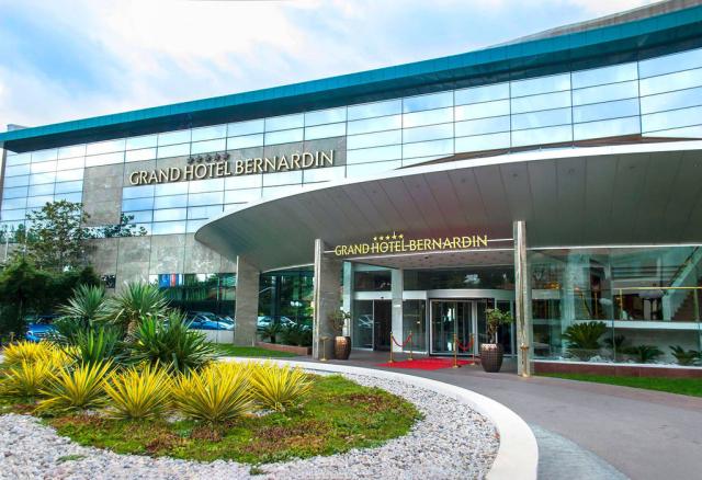 Grand hotel Bernardin vchod do hotelu.