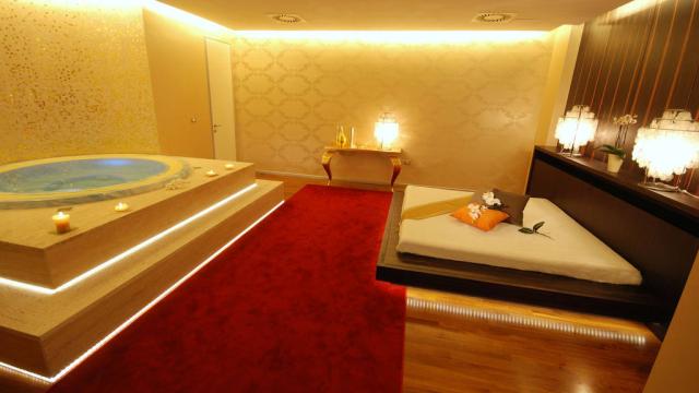 Privátní vířivka s lehátkem.