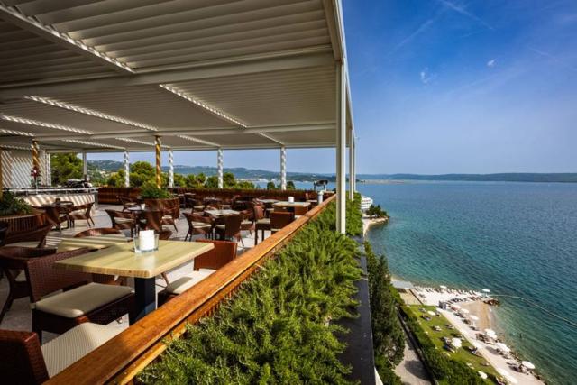 Letní terasa s posezením.